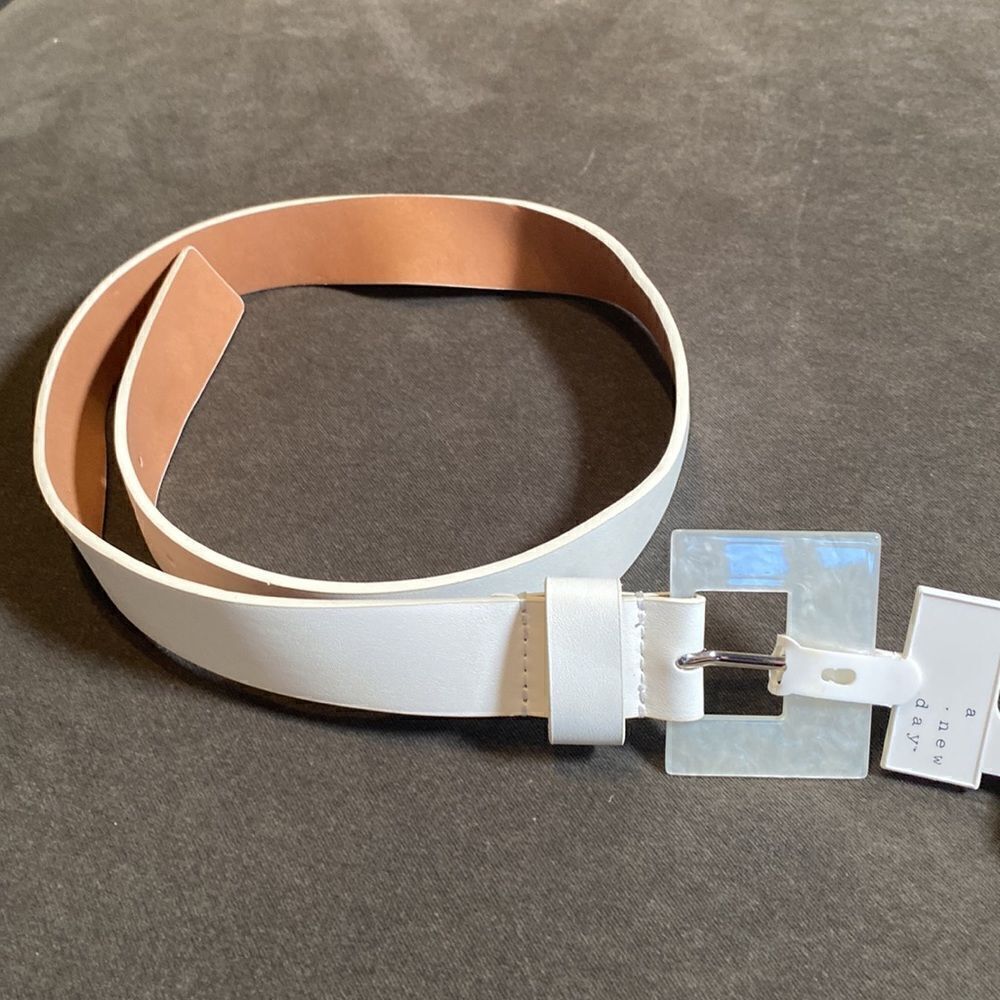 Women’s White Belt with White Buckle Size M NEW